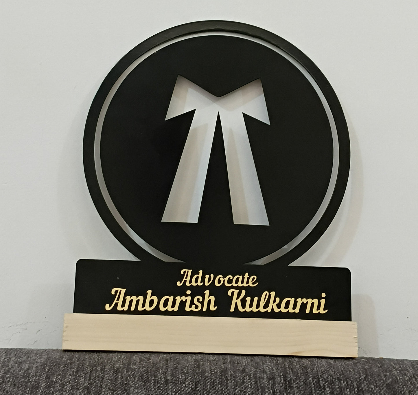 Advocate Metal Stand with pine wood base ✅