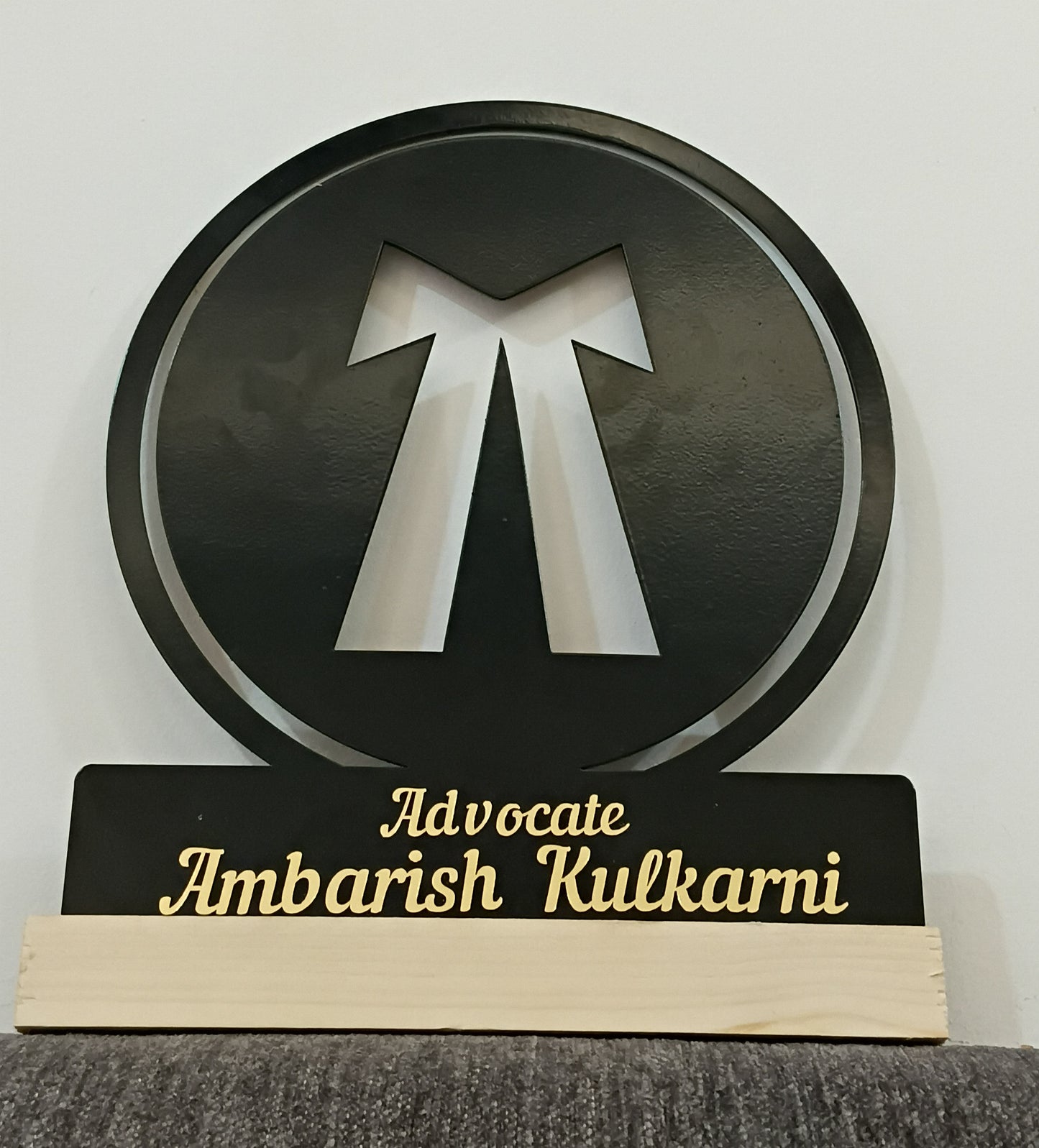 Advocate Metal Stand with pine wood base ✅